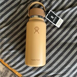 Hydro Flask Matte Beige-Tan Insulated Water Bottle with Carry Handle